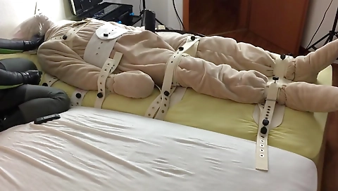 Super-hotry babe on black cock