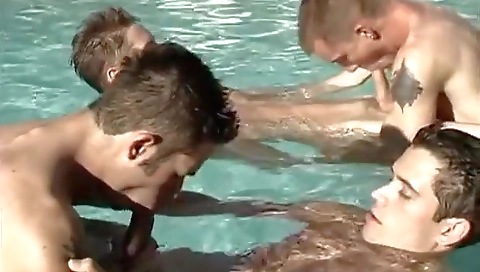 Sexy chick gets a dildo machin stefan with her pussy