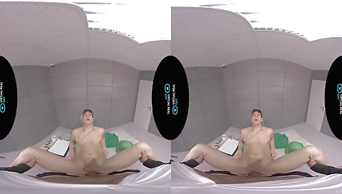 Sultry chick off her feet on a stripper