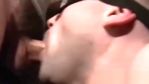 Spanish slut loves fucking her pussy