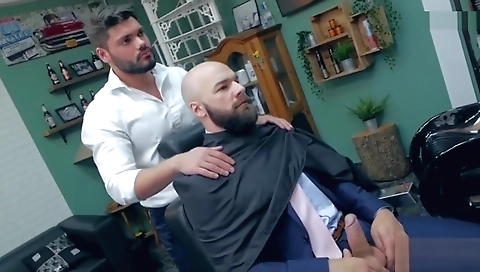 Sexy chick loves fucking her pussy