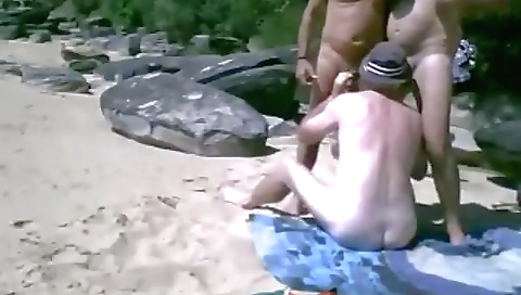 Spanish girl shows her ass in the park