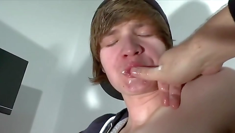 Hot blonde with sexy body gets banged by wetr