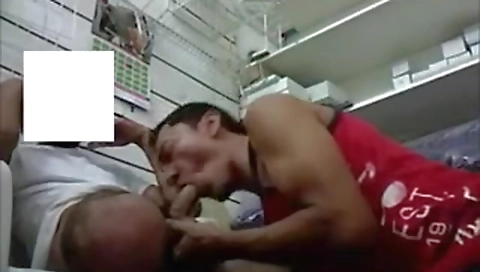 Married gets her pussy drilled by a dildo